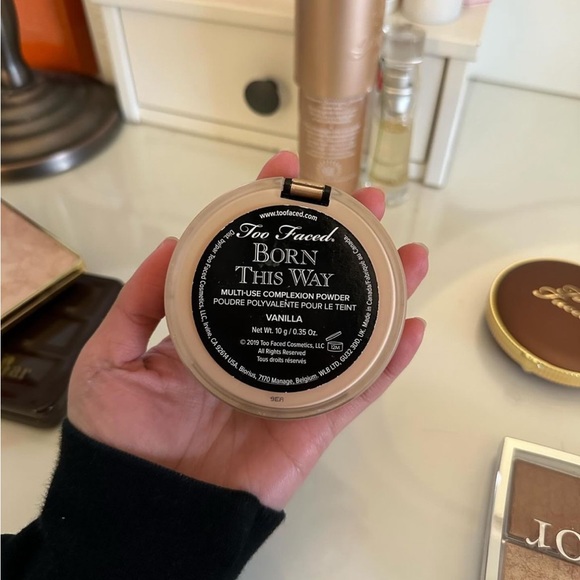 Too faced pressed powder shade vanilla - Picture 2 of 4